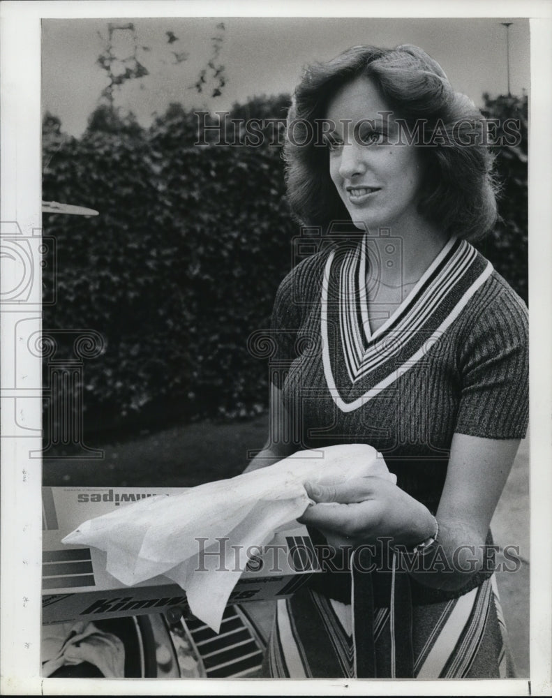 1977 Press Photo Sheri Skidmore, selling disposable paper products - ora79744 - Historic Images