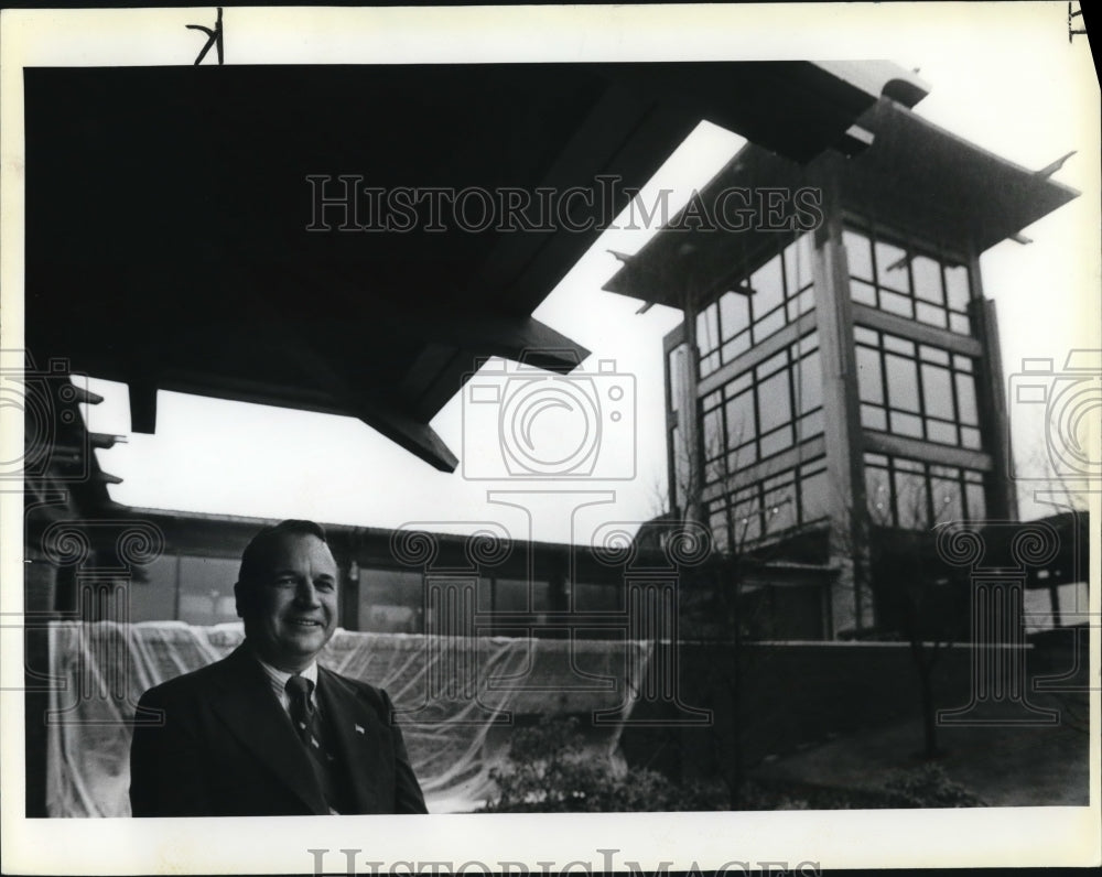 1980 Press Photo Art Riedel stands outside corporate headquarters - ora80303 - Historic Images