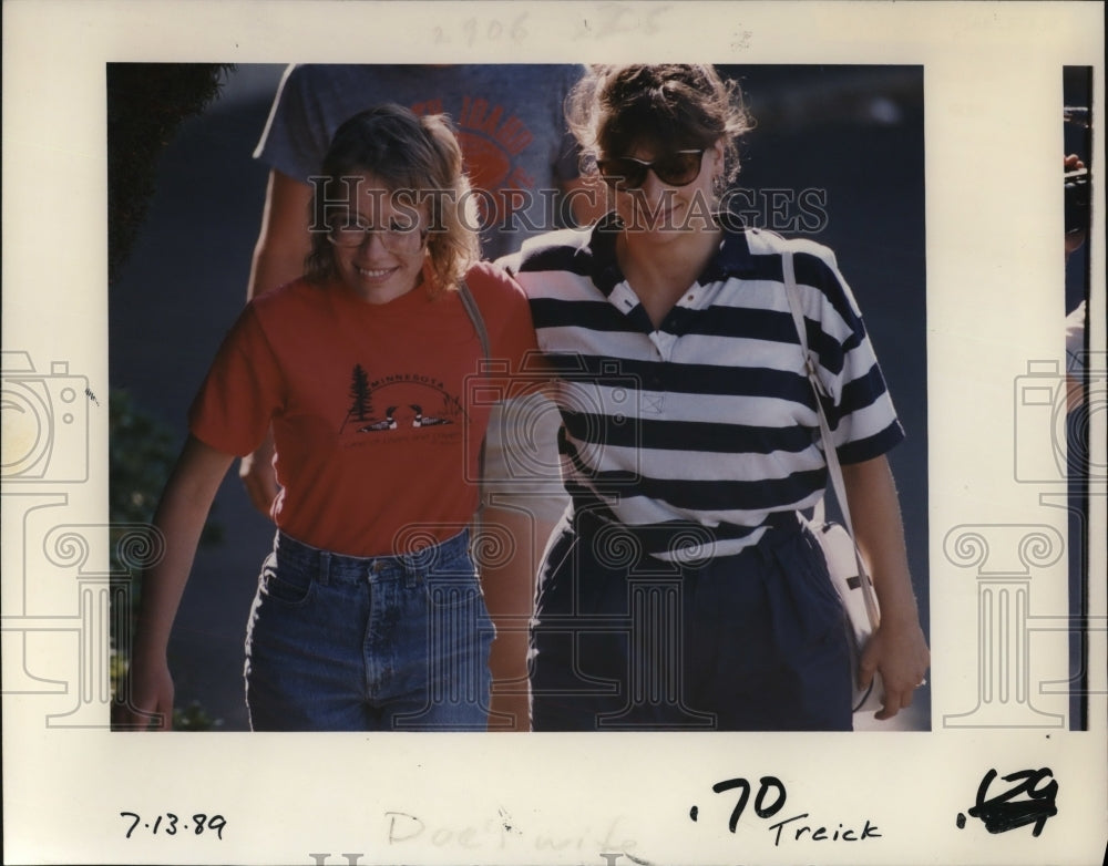 1989 Press Photo Kathy Slattengren walks into Hood River County Jail Thursday - Historic Images