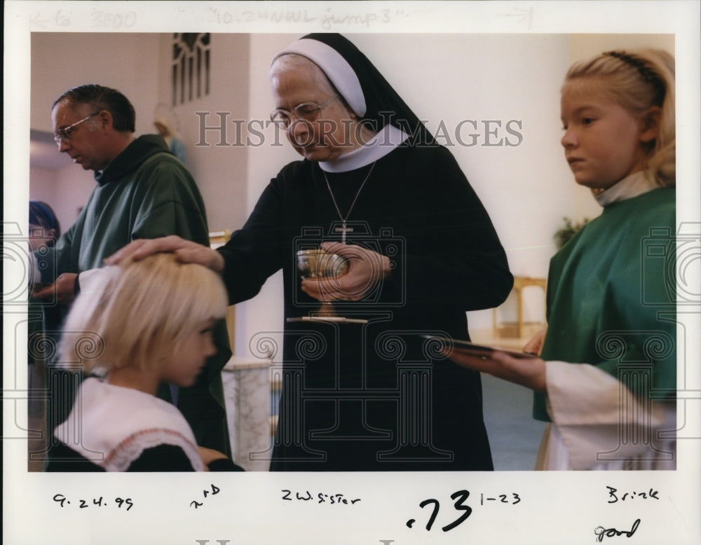 1995 Press Photo Sister Clare Vandecoevering - ora80587 - Historic Images