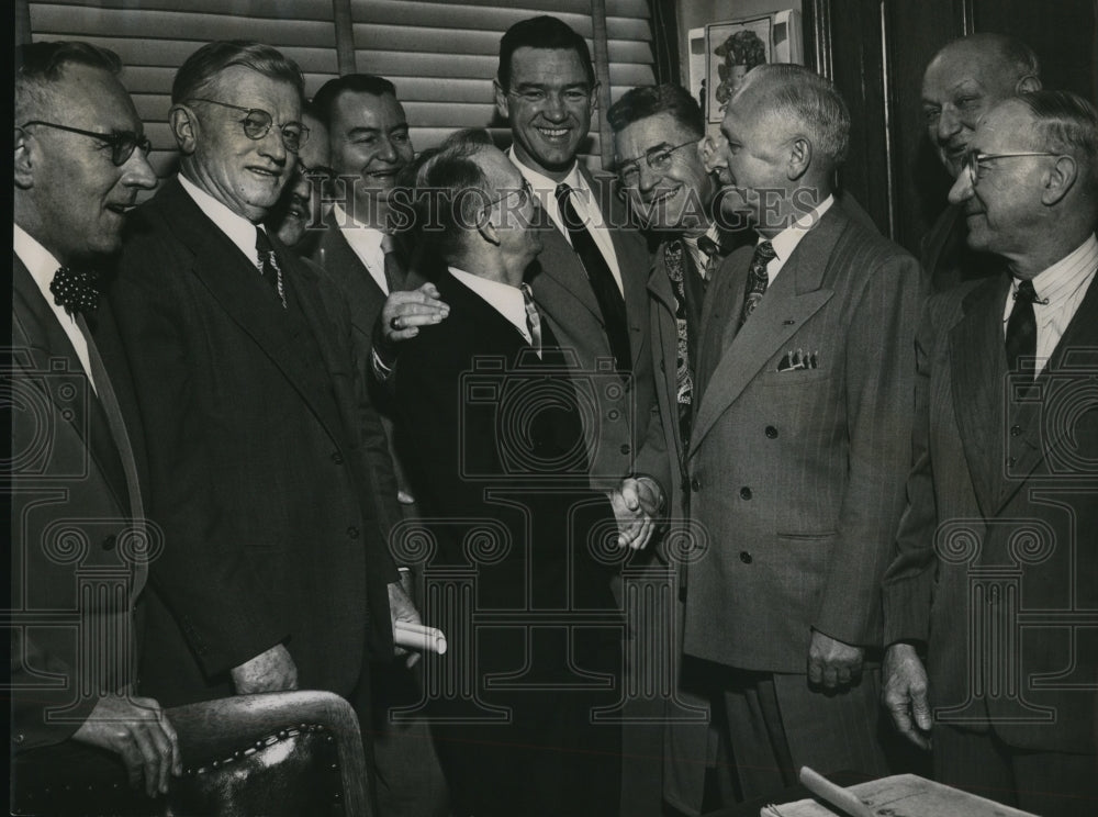 1950 Press Photo Ray D SHoemaker is greeted by some members of state and county - Historic Images