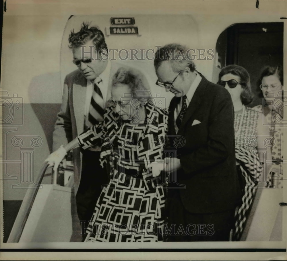 1973 Press Photo Mrs. Eddie Rickenbacker helped from plane David, William - Historic Images