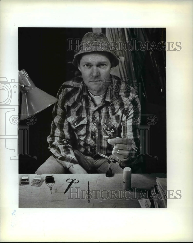 1982 Press Photo Doug Stewart Shows his Fishing Flies - ora85959 - Historic Images