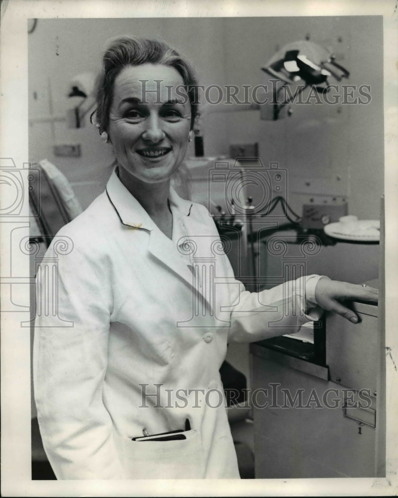 1972 Press Photo Evelyn Strange Dental Student - ora87058 - Historic Images
