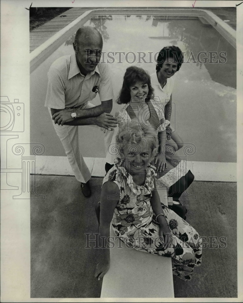 1973 Press Photo Mr. and Mrs. Tourangeau with Mrs. Mathews and Mrs. Blumberg - Historic Images