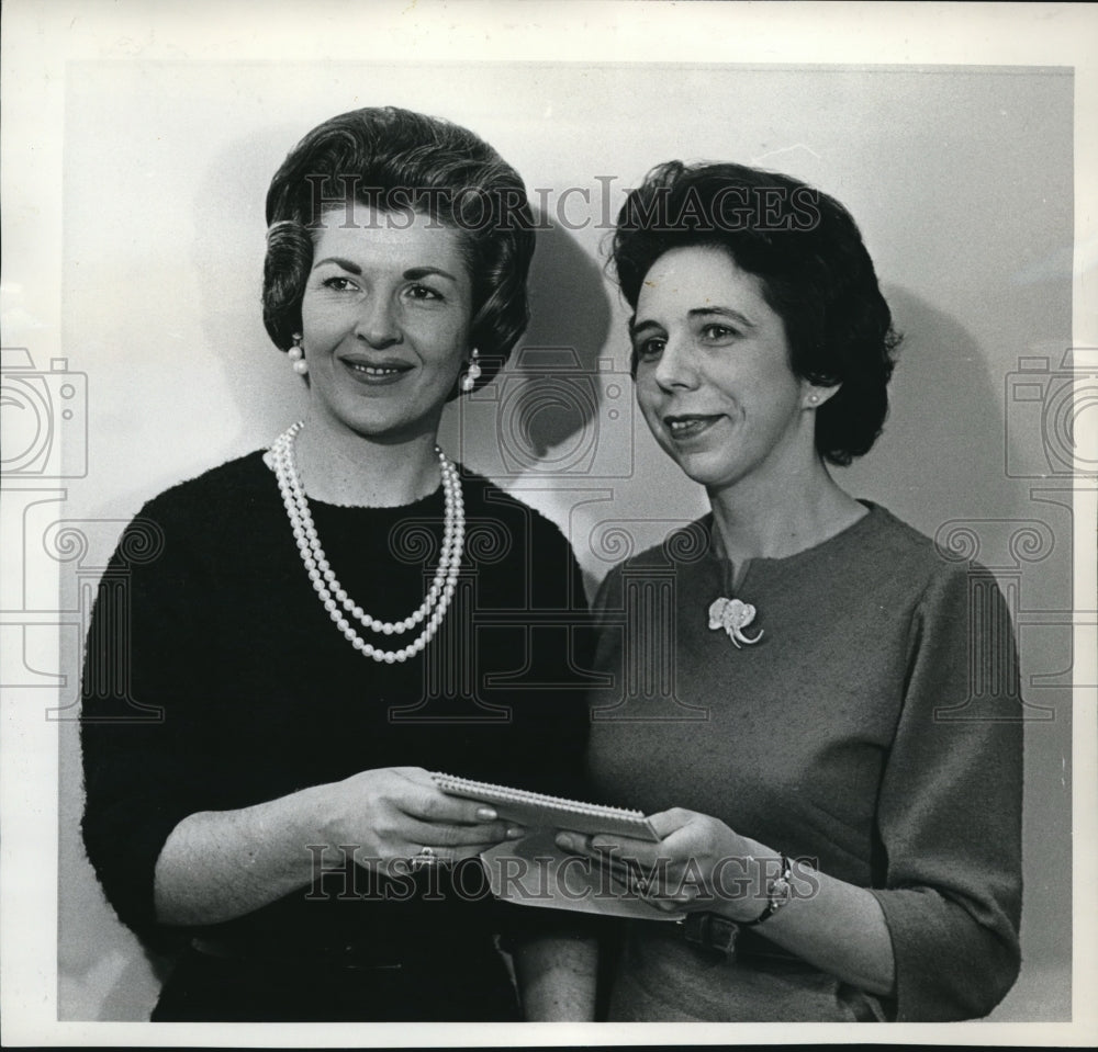 1964 Press Photo Mrs. Marian Parks Passes her Note Pad to Mrs. Barbara Blackwell - Historic Images