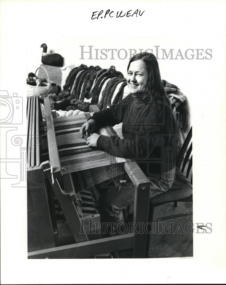 1988 Press Photo Diane Tracy Makes Dyes Made From Plants - ora90148 - Historic Images