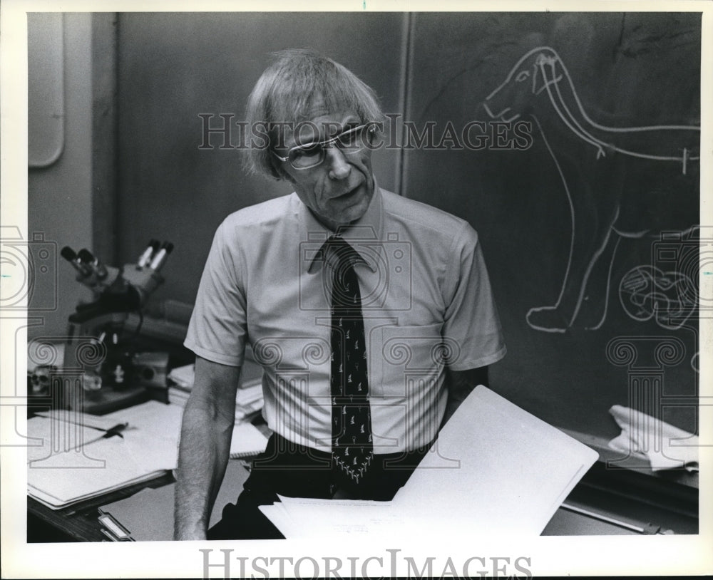 1979 Press Photo Dr Archie Tunturi studies paralysis in his lab at University - Historic Images