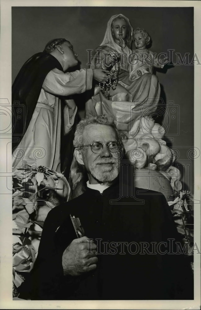 1964 Press Photo The Rev. Joseph Venini Stands Beneath Statue of St. Dominic - Historic Images