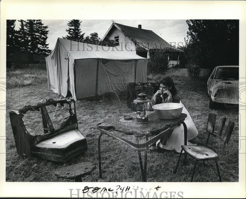 1984 Press Photo Yvonne Yates lives in tent while she waits fire loss claim - Historic Images