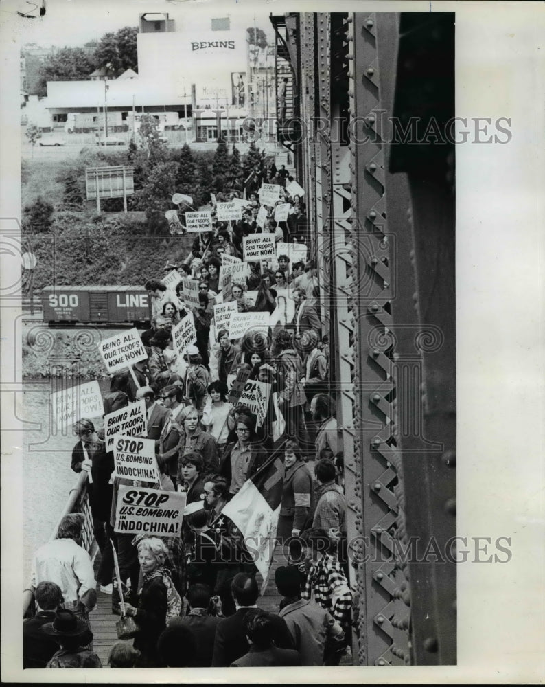 1971 Press Photo Youths line the Broadway Bridge displaying anti-war sentiment. - Historic Images