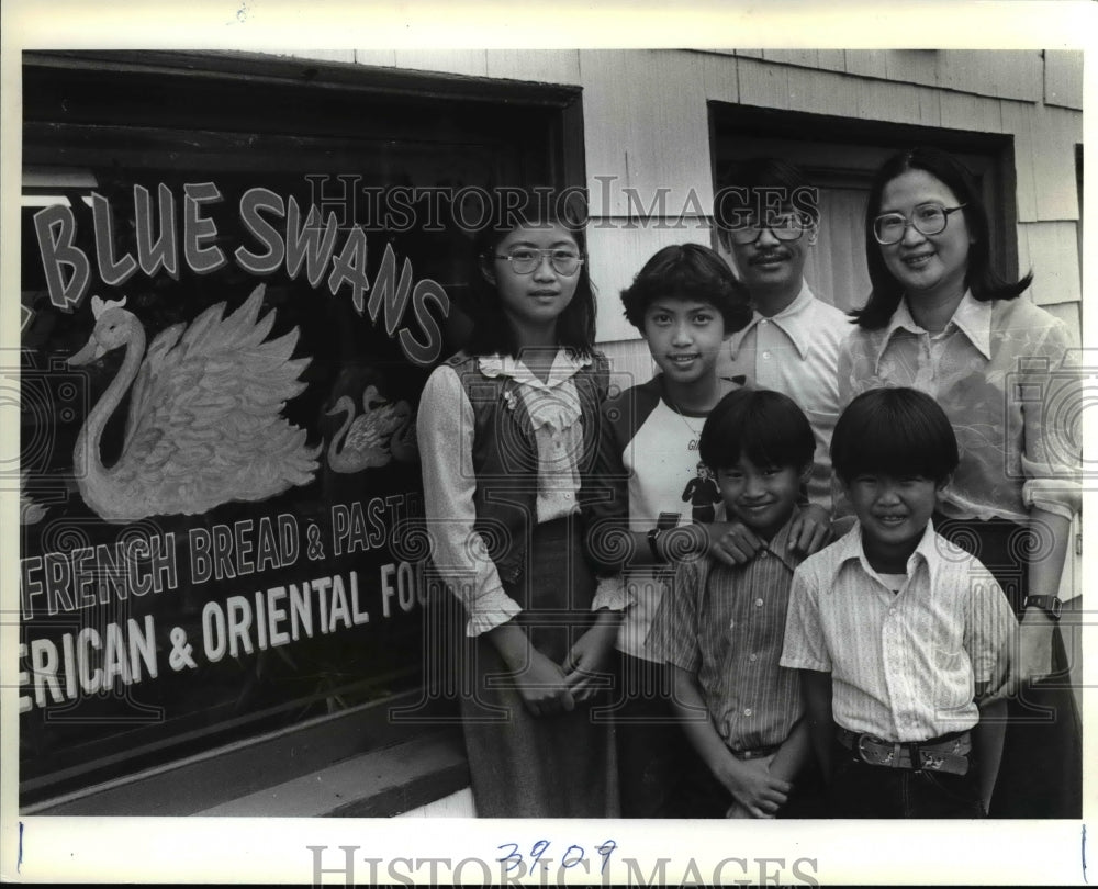 1982 Press Photo Blue Swans are symbol of hope in Vietnam and restaurants name.- Historic Images