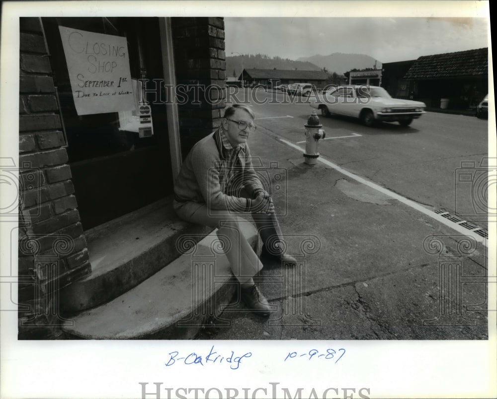 1987 Press Photo Oakridge Mayor Richard Culbertson on doorstep of closed shop- Historic Images