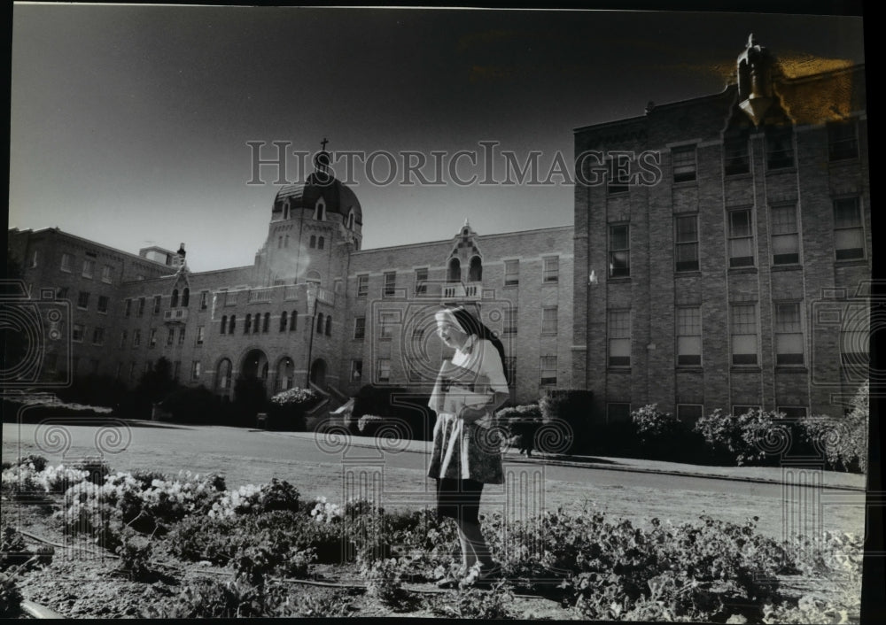 1988 Press Photo Sister Ermelinda Van Domelen tends flower in St Mary Convent- Historic Images