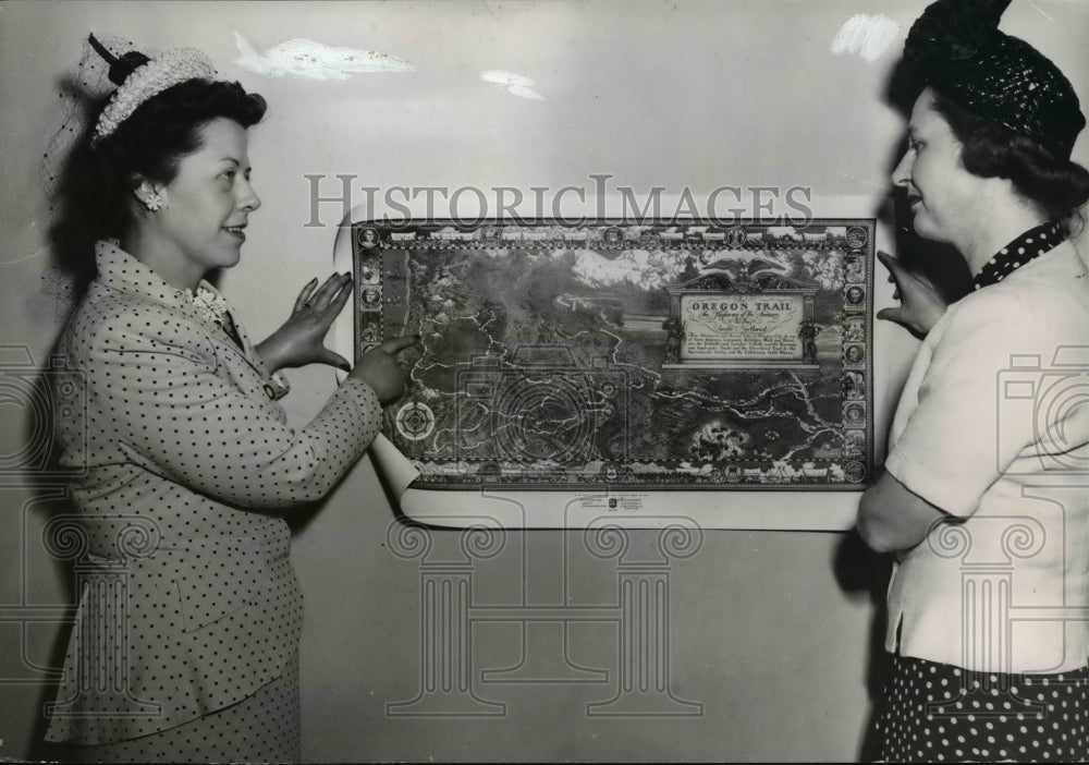 1950 Press Photo Mrs Kenneth Tower & Mrs Albert Solheim trace Dorion journeys- Historic Images