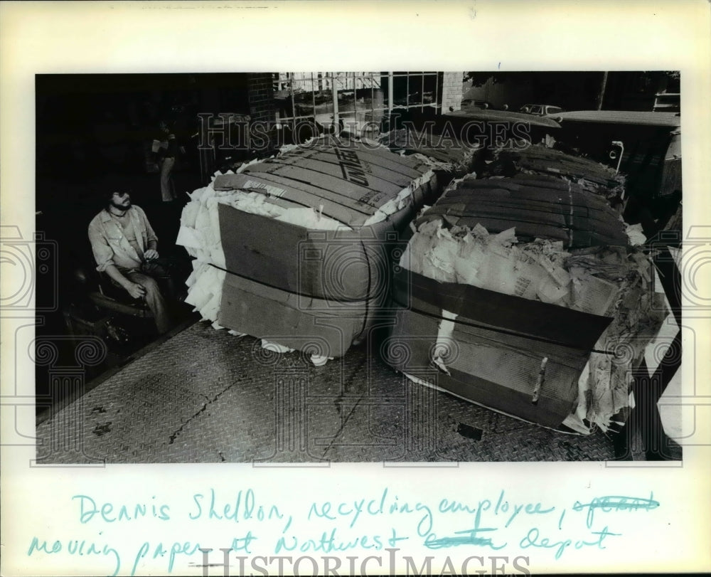 1979 Press Photo Dennis Sheldon of Portland Recycling Team unloads paper- Historic Images