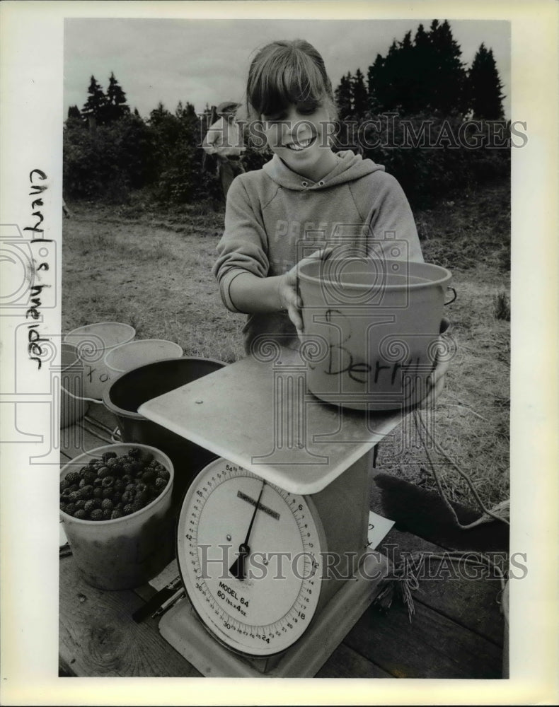 1980 Press Photo Cheryl Schneider weighs raspberries at Lee's U pick Farm - Historic Images