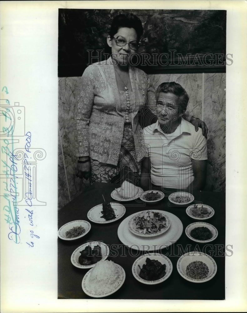1983 Press Photo Harry and Ina Van Den Bron display several Indonesian dishes - Historic Images