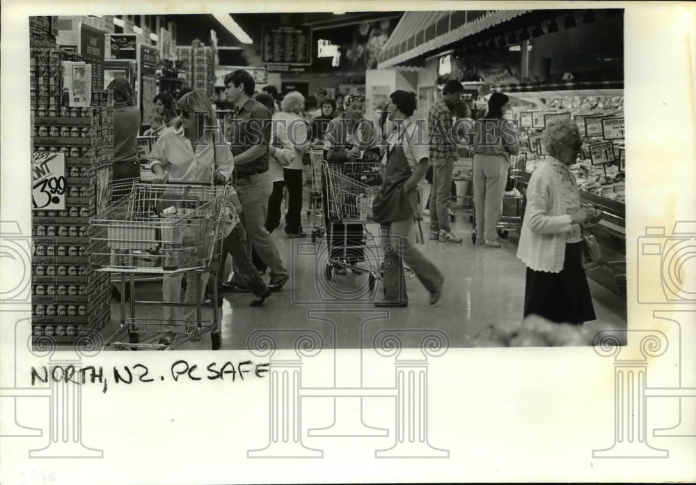 1986 Press Photo Shoppers inside Safeway&#39;s new &quot;super store&quot; - orb42777- Historic Images