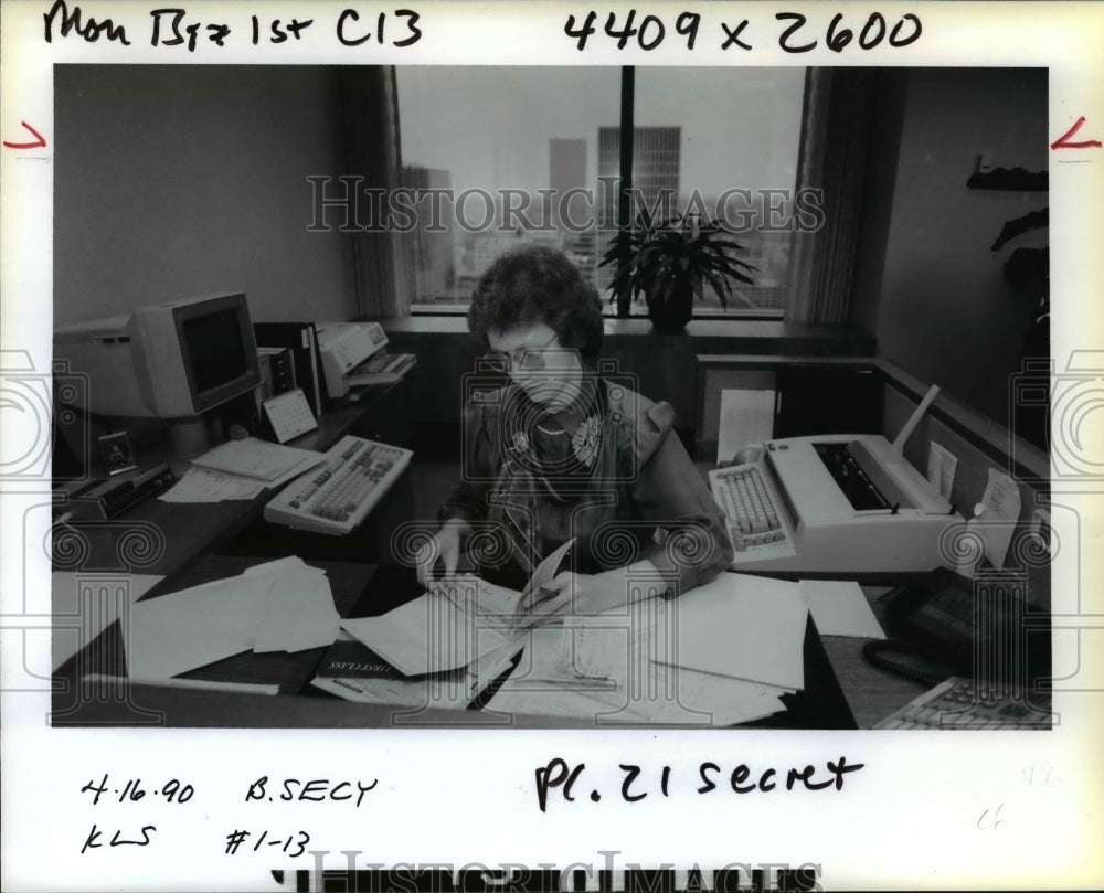 1990 Press Photo Sharon Funderburk, Exec. Sec. First Interstate Bank of Oregon- Historic Images
