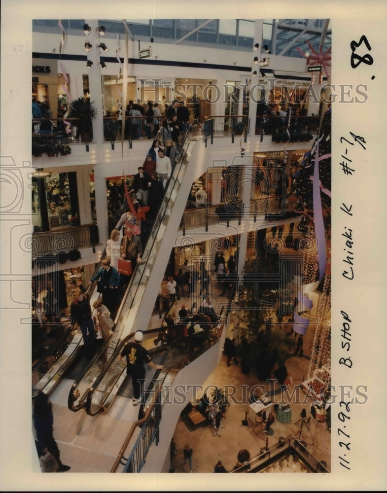 1992 Press Photo Shoppers Crowd Pioneer Place the Day After Thanksgiving- Historic Images