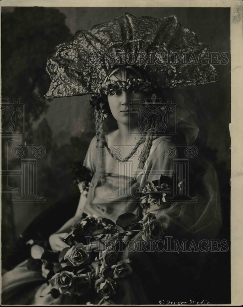 1920 Press Photo Queen Claire, Mrs Cameron Squires Rose Festival - orb49135-Historic Images
