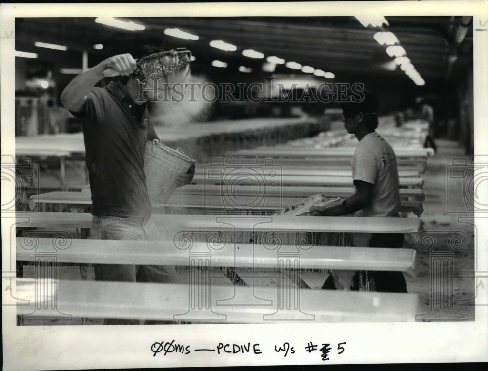 1987 Press Photo Steve Fisher &amp; Rosando Cardenas work at SR Smith, Inc.- Historic Images