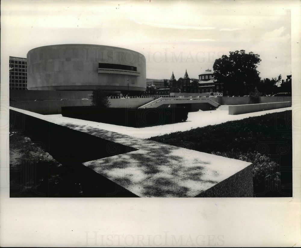 1974 Hirshorn Museum and Sculpture Garden as seen from the Mall-Historic Images