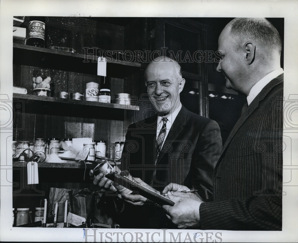 1962 Press Photo Stanley Grimes customs appraiser w/ examiner Verner W