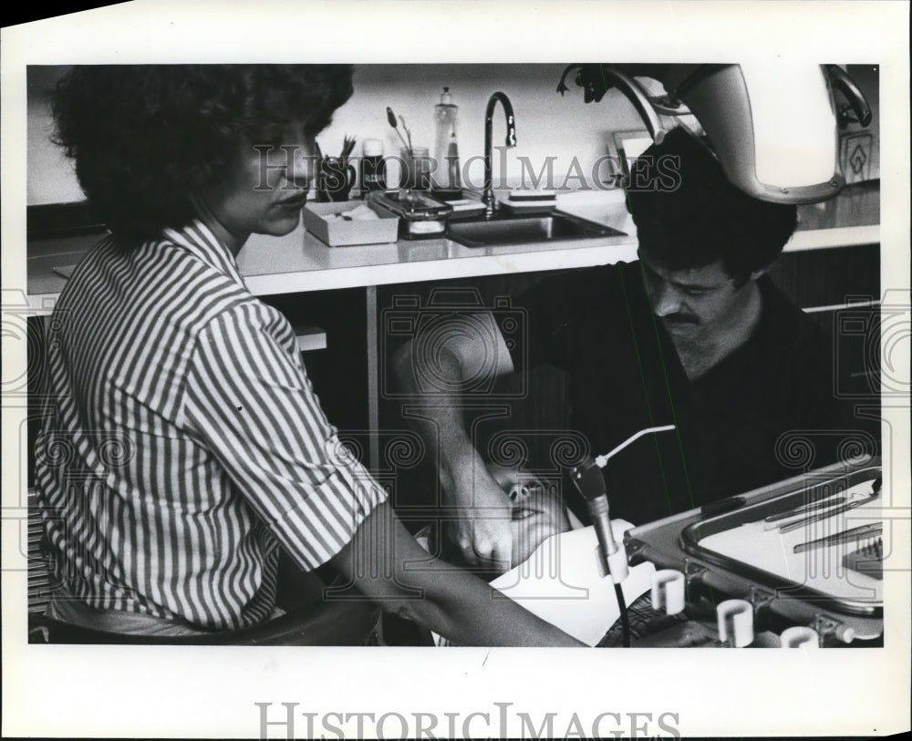 1982 Press Photo Pam Schagunn(L), Dr.Kuhn Marshall &amp; patient Larry Hinchman - Historic Images