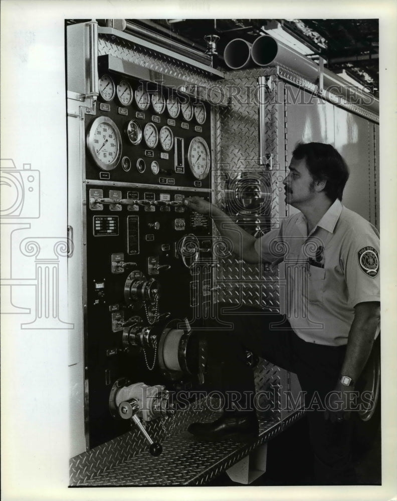 1982 Press Photo Sandy Assistant Fire Chief Gary Connelly - orb76232 - Historic Images