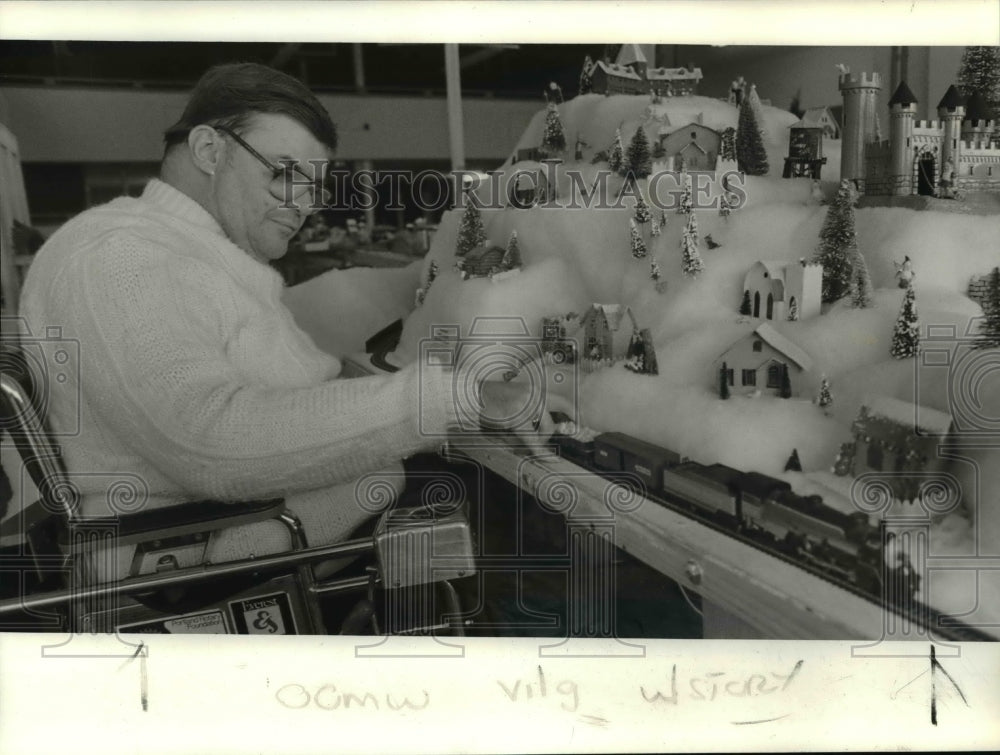 1984 Press Photo Bob Foster Helps a Steam Engine for Christmas Village Display- Historic Images