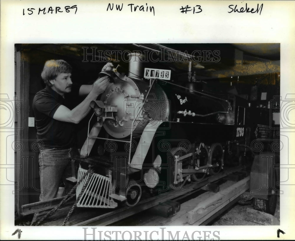 1989 Press Photo Ray Robinson works on his quarter-size steam engine model train- Historic Images