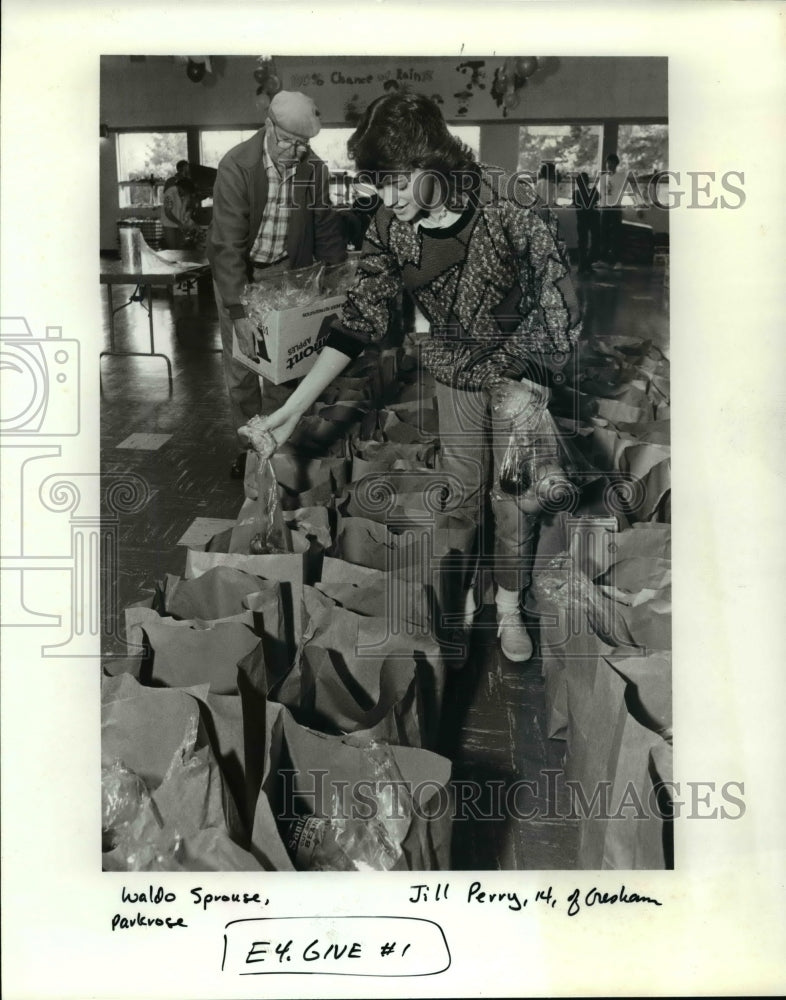 1986 Press Photo Jill Perry &amp; Waldo Sprouse Fill Food Bags - orb77512 - Historic Images