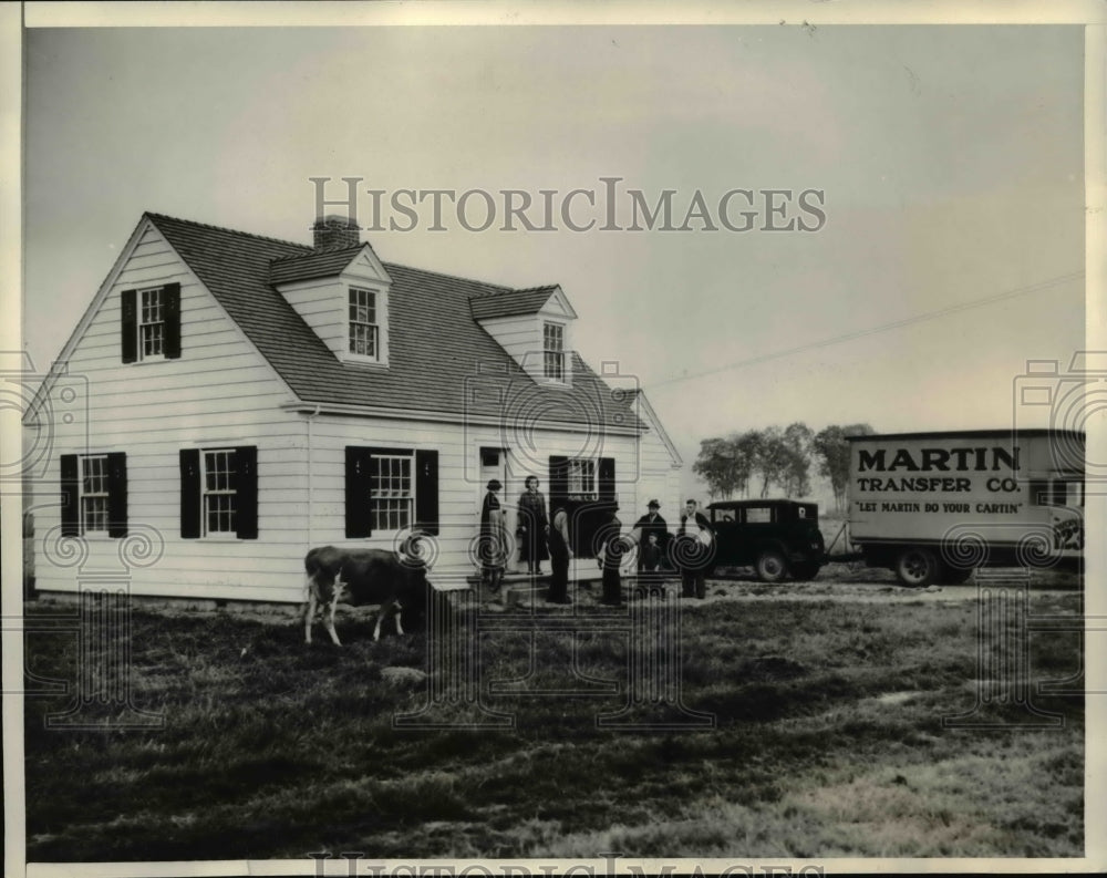 1935 Press Photo Lafky Family moving into the modern six-room house - orb80149 - Historic Images