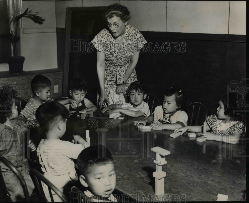 1947 Press Photo Miss Jeanette Philip teaches the children at Holt nursery schoo-Historic Images