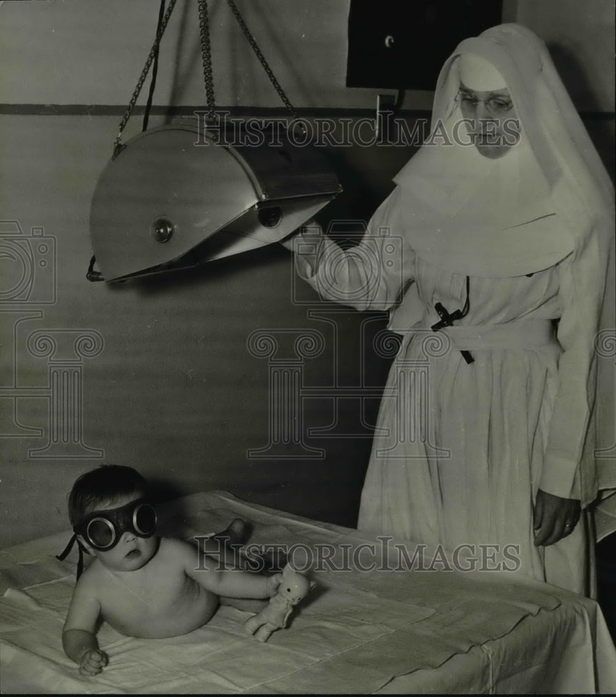1939 Press Photo This tiny ward of the St. Agnes Baby home is shown having bath- Historic Images