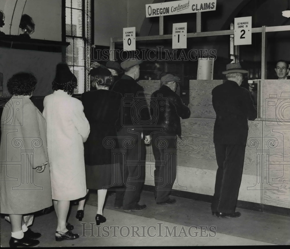 1947 Press Photo People are,lining up at the Oregon State Employment Service - Historic Images
