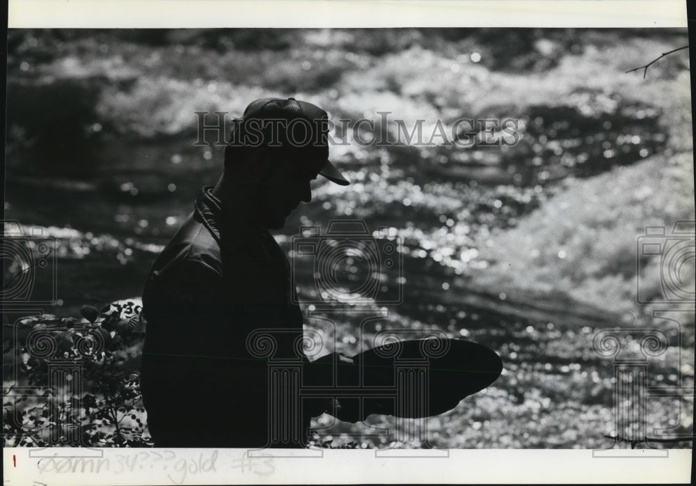 1984 Press Photo Royce Caldwell mining for gold with a little pan. - oro02418- Historic Images