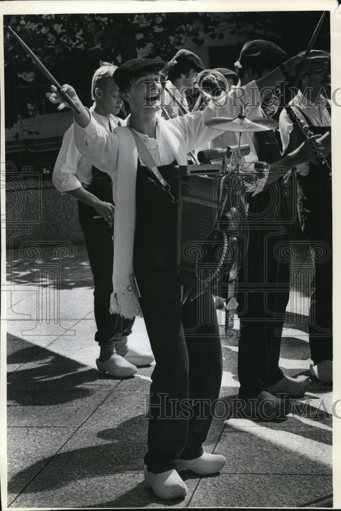 1982 Press Photo de Kwakbollen Jazz Band from entertain passersby in Portland - Historic Images