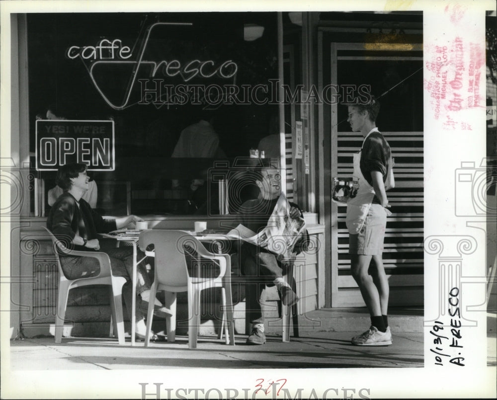 1991 Press Photo Lynda & Greg Clark chat with Susan Ulrey owner of Caffee Fresco- Historic Images