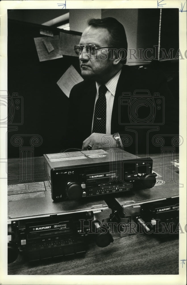1981 Press Photo Investigator Don Posey shows radio-tape decks stolen from cars- Historic Images