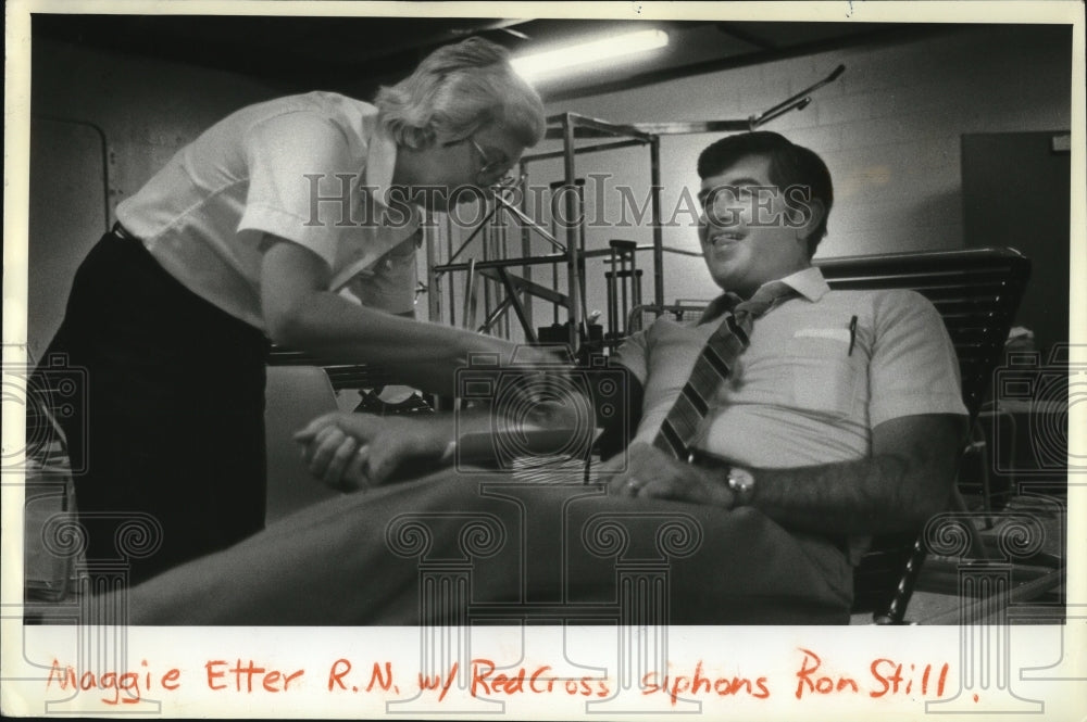 1981 Press Photo Maggie Etter, RN, draws blood from Police Chief Ron Still- Historic Images