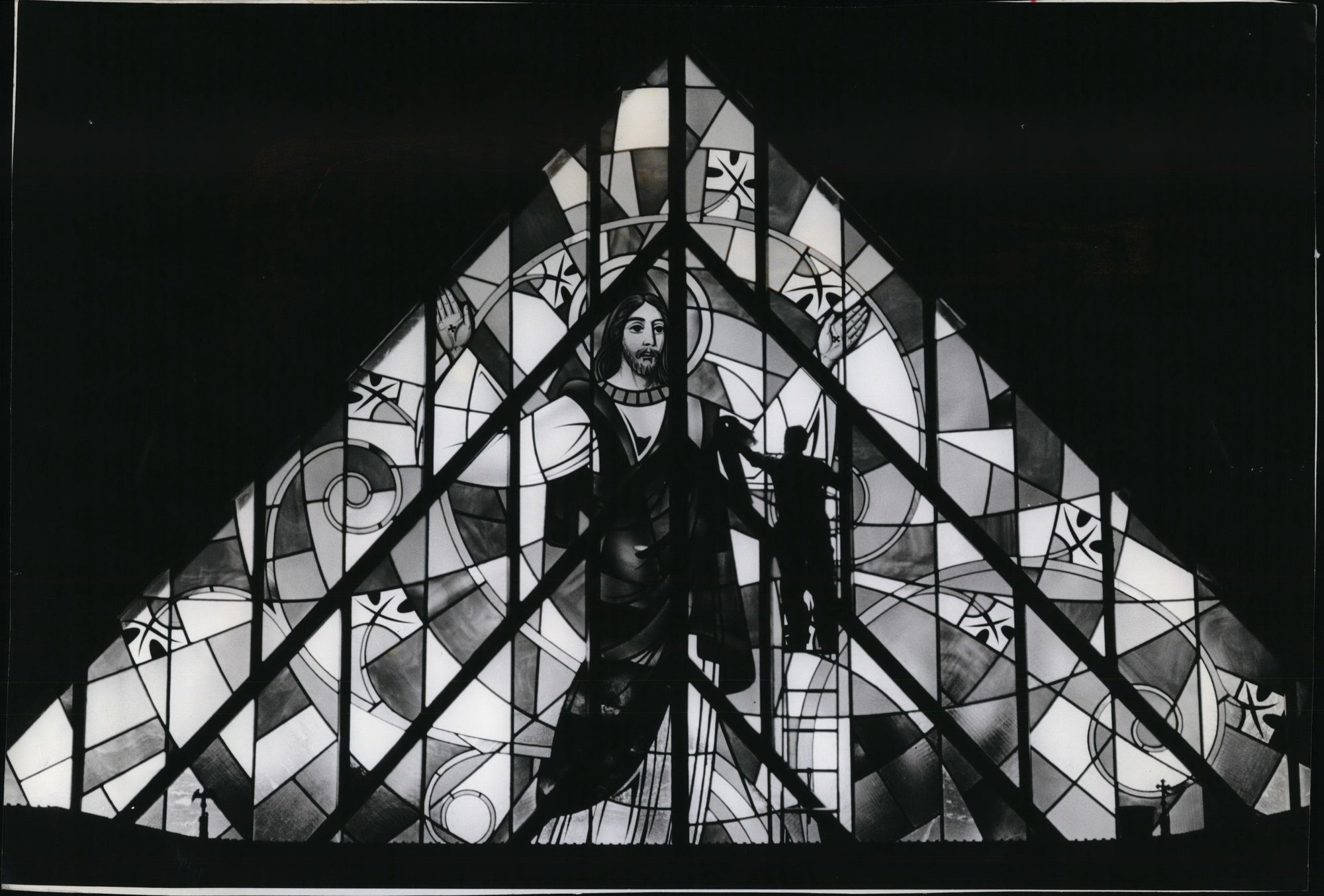 1983 Press Photo Cliff McDuffee polishes glass window at Pilgrim Lutheran Church- Historic Images
