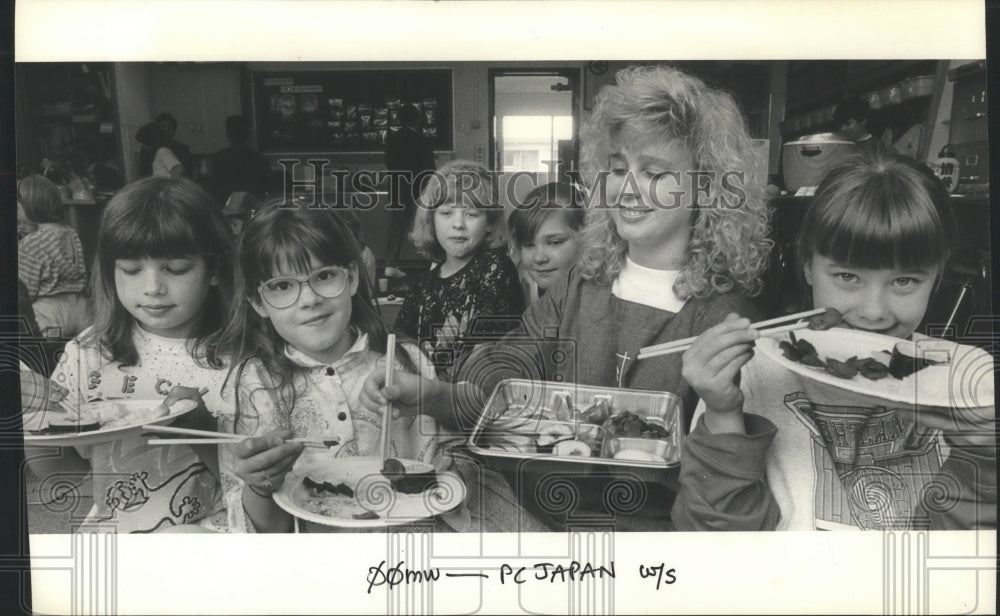 1991 Press Photo Beaver Acres chool students uses chopsticks during Japan Day- Historic Images
