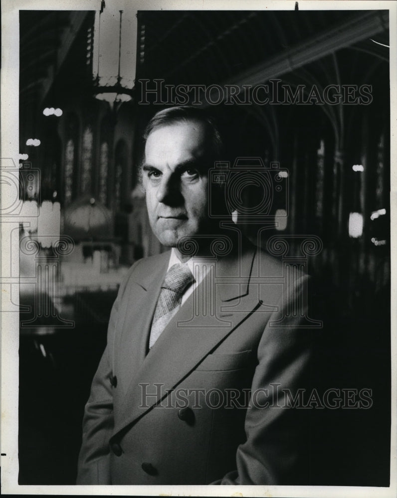 1977 Press Photo Host Ron Eyre for The Long Search on Buddhism- Historic Images