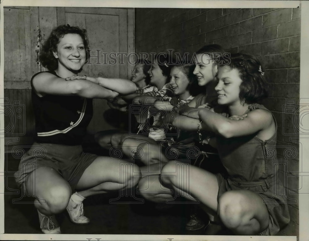 1936 Press Photo Chicago Ill Evelyne Hall Olympic champ & PE class at Park Dist- Historic Images