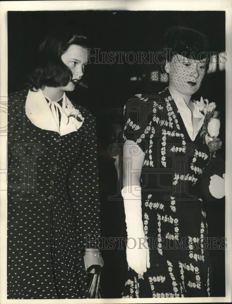 1939 Press Photo Mrs. Gloria Morgan & Gloria Laura Morgan Vanderbilt in Chicago - Historic Images