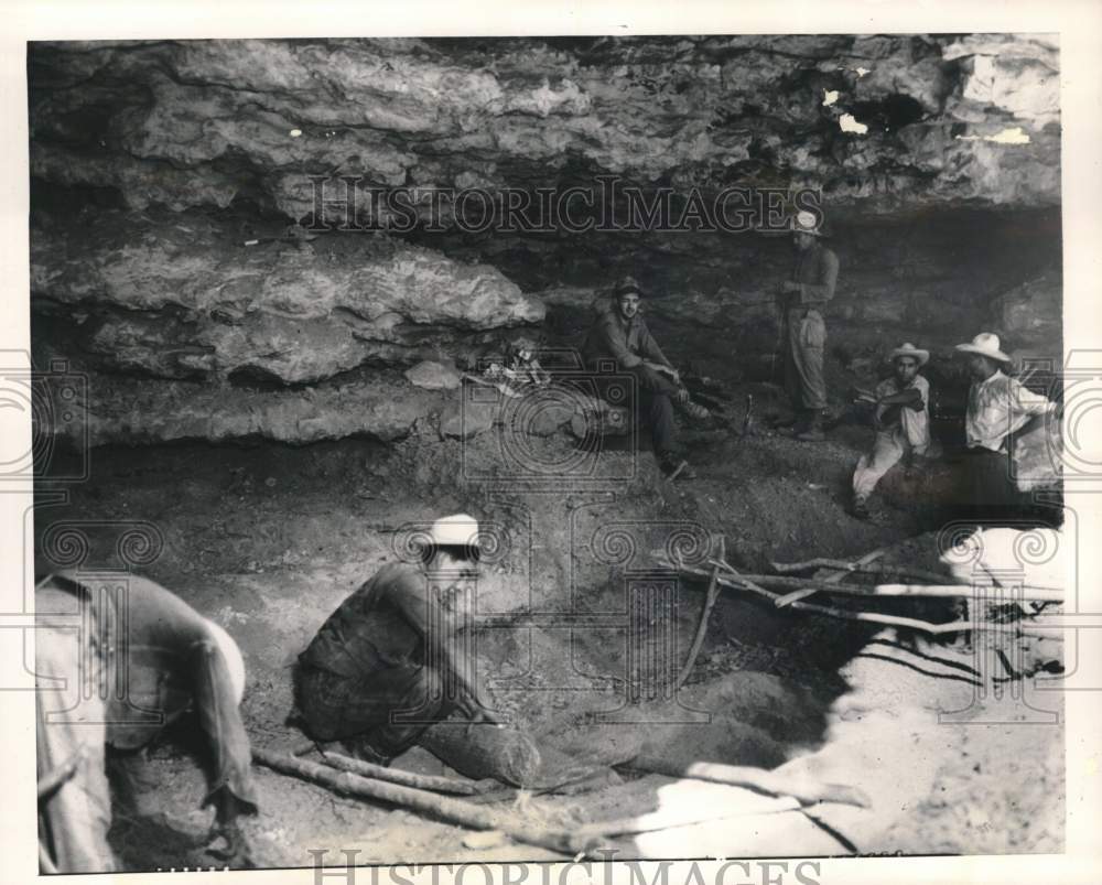 Archaeologists examine devil&#39;s canyon cave in Mexico-Historic Images