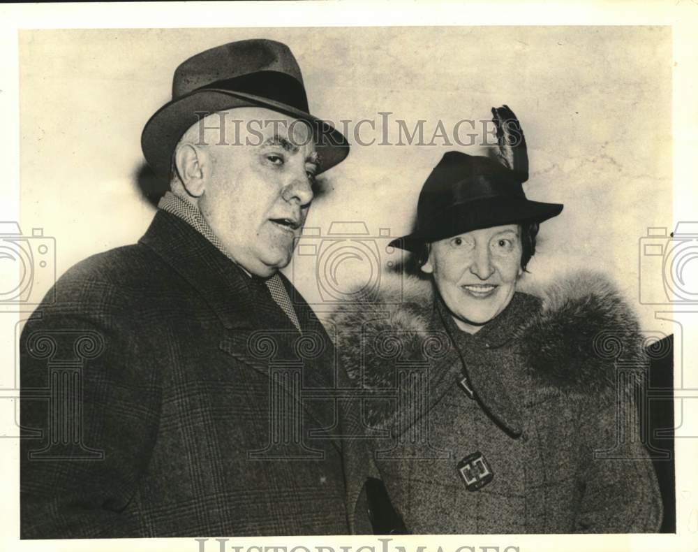 1937 Press Photo Attorney Paul Wendel &amp; wife at court trial in Brooklyn, NY - Historic Images